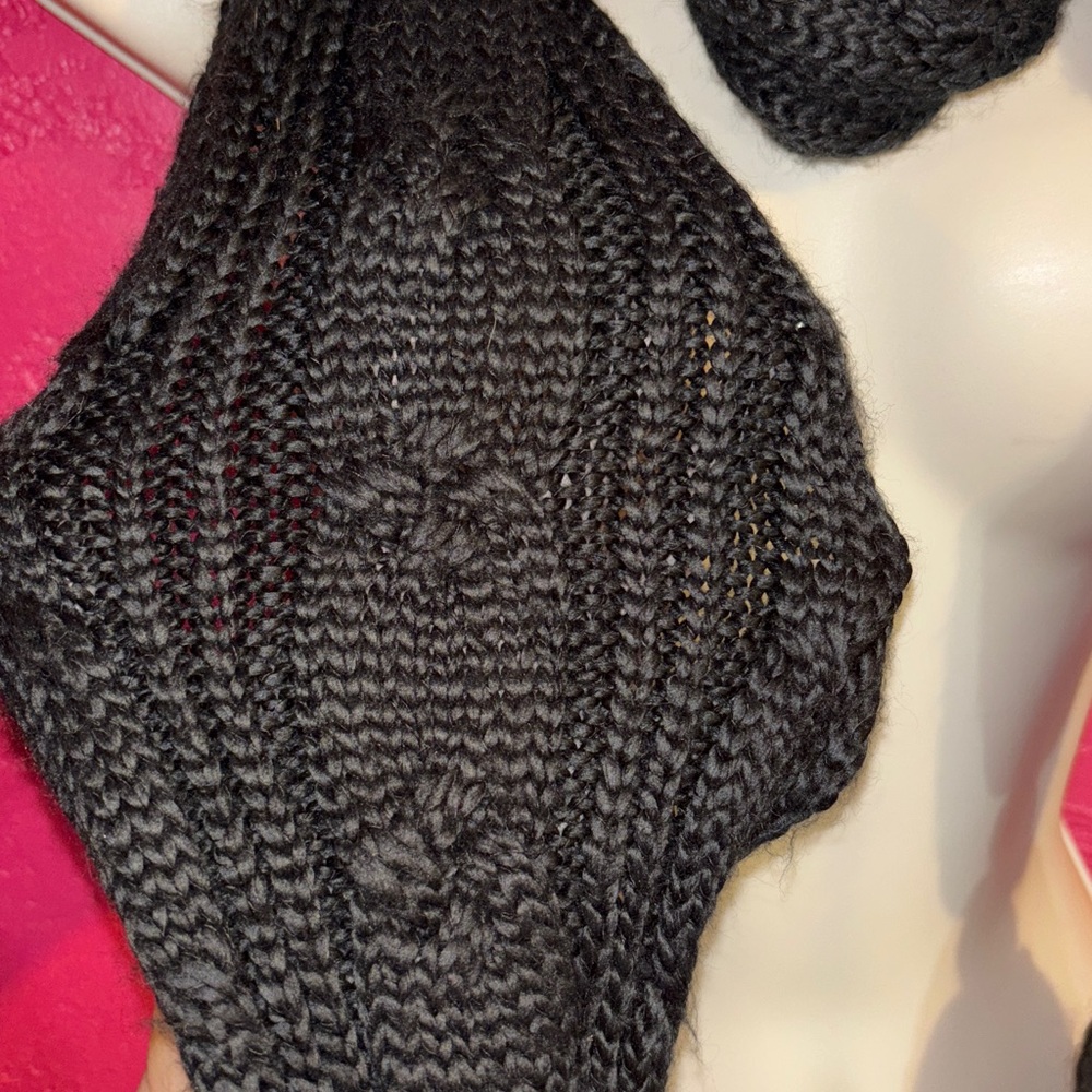 GAP Black Knit Scarf with Tassels - Picture 3 of 9